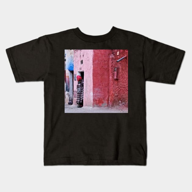 Marrakech - La maison rouge Kids T-Shirt by rollier